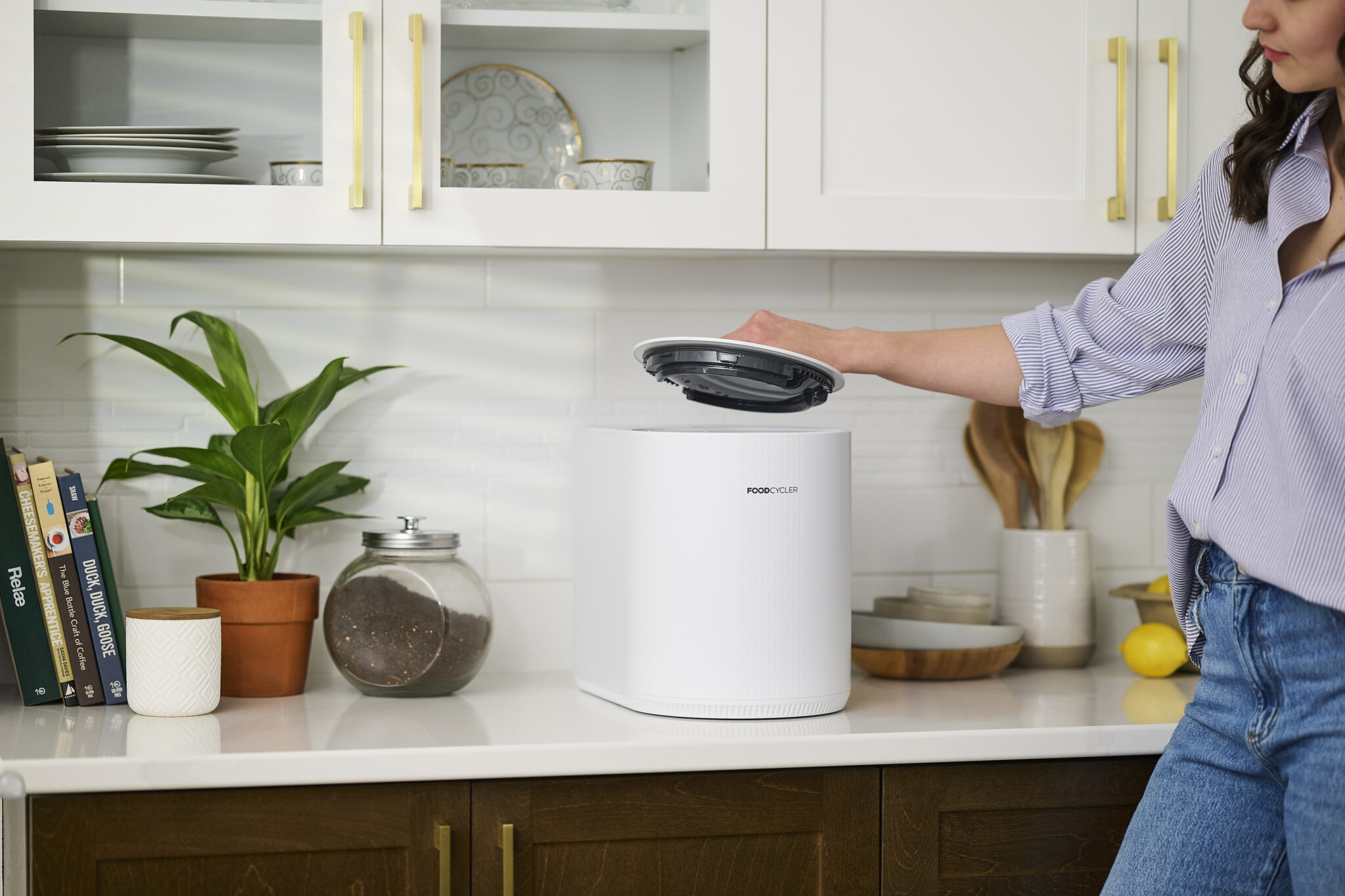 <p>Lancez le cycle : l’appareil broie, chauffe et déshydrate automatiquement.</p>
