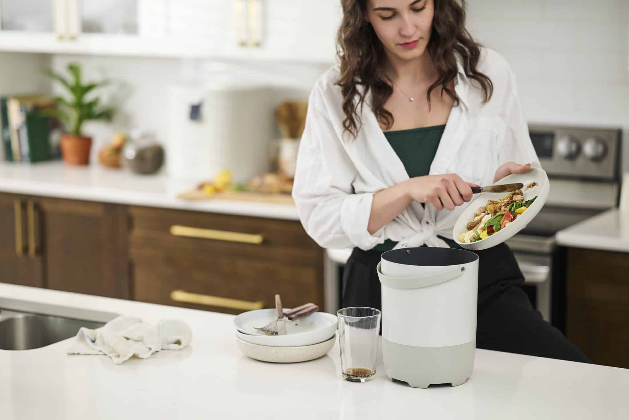 <p>Ajoutez vos restes, coquilles, épluchures et autres déchets alimentaires directement dans le seau de collecte.</p>